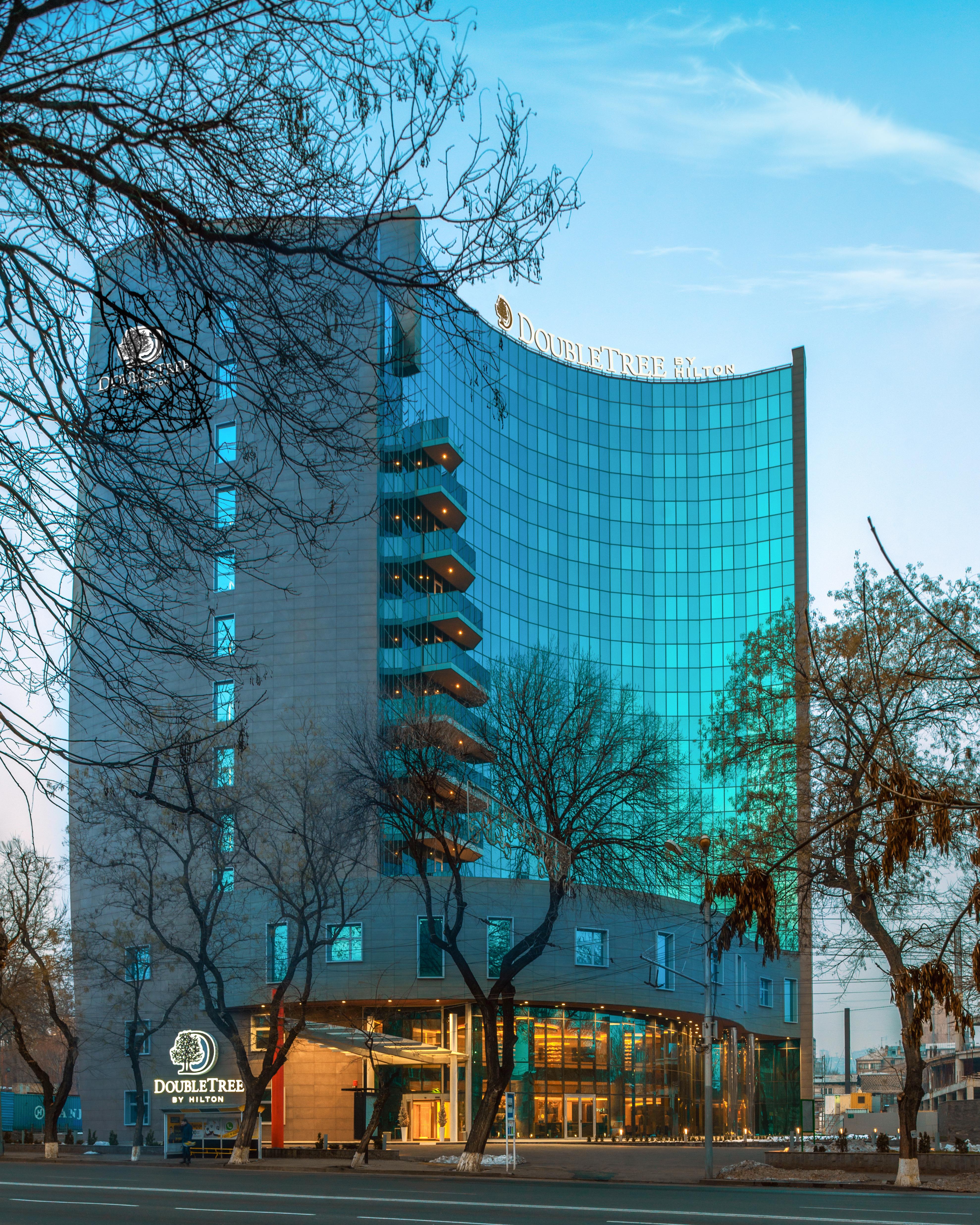 Doubletree By Hilton Yerevan City Centre Exterior foto