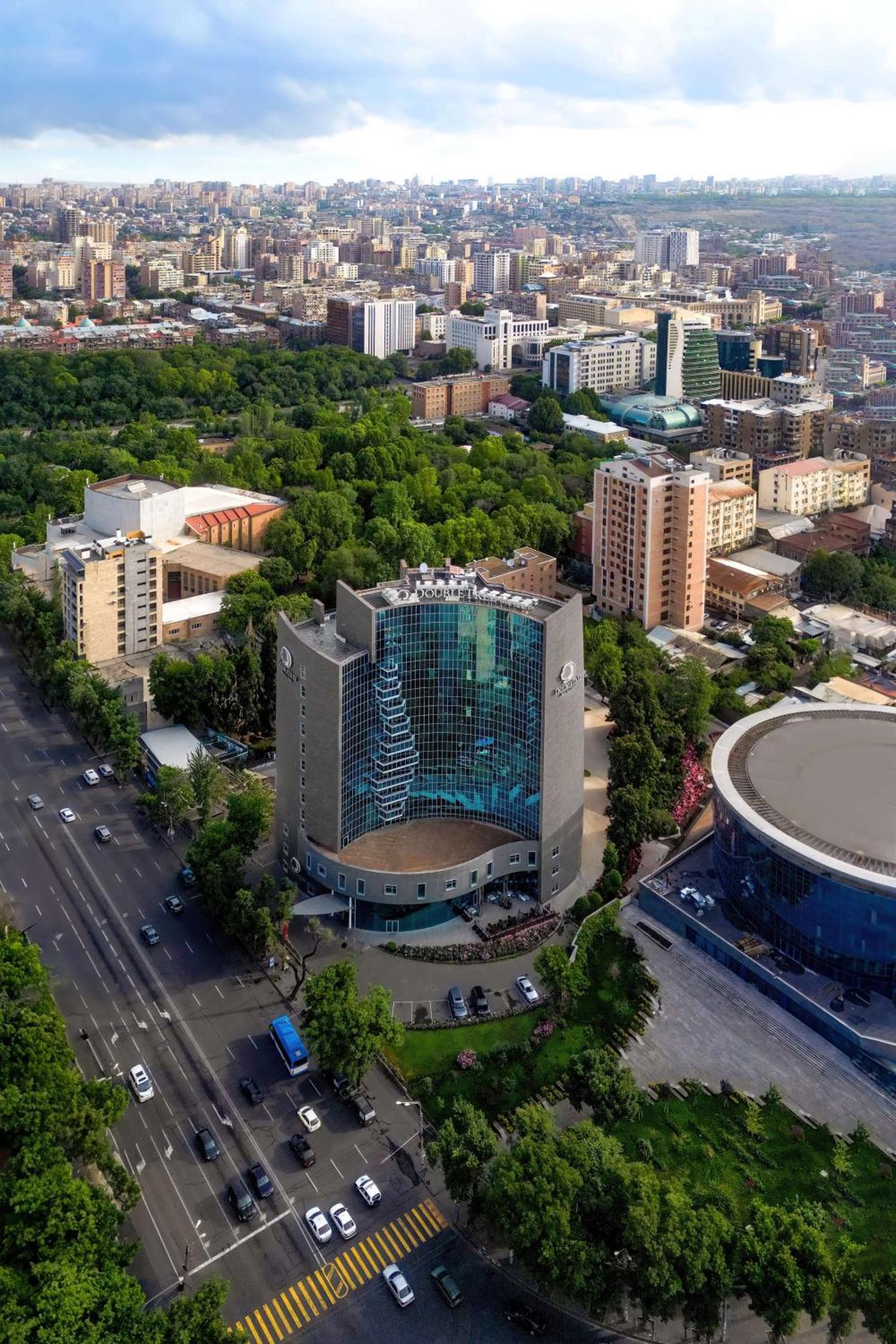 Doubletree By Hilton Yerevan City Centre Exterior foto